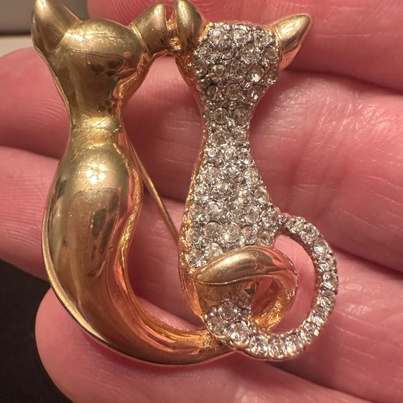 Elegant Gold and Silver Cat Brooch - Picture 4 of 6